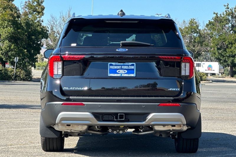 Ford Explorer Vehicle Full-screen Gallery Image 04