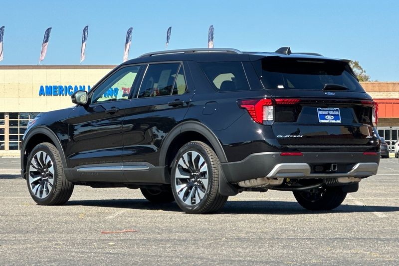 Ford Explorer Vehicle Full-screen Gallery Image 05