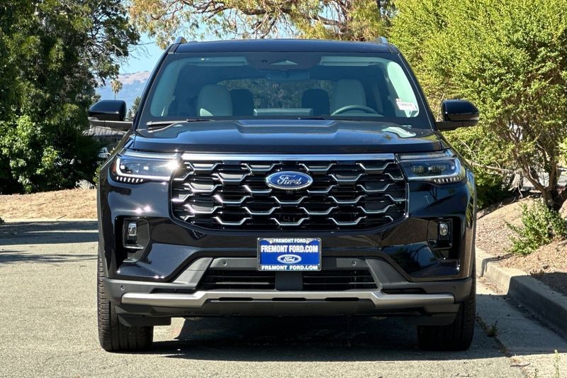 Ford Explorer Vehicle Full-screen Gallery Image 08
