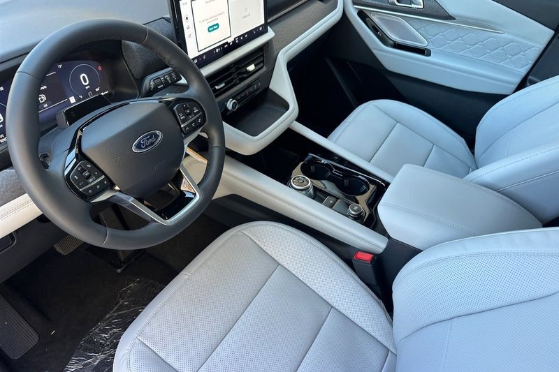 Ford Explorer Vehicle Full-screen Gallery Image 09