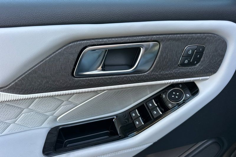 Ford Explorer Vehicle Full-screen Gallery Image 10