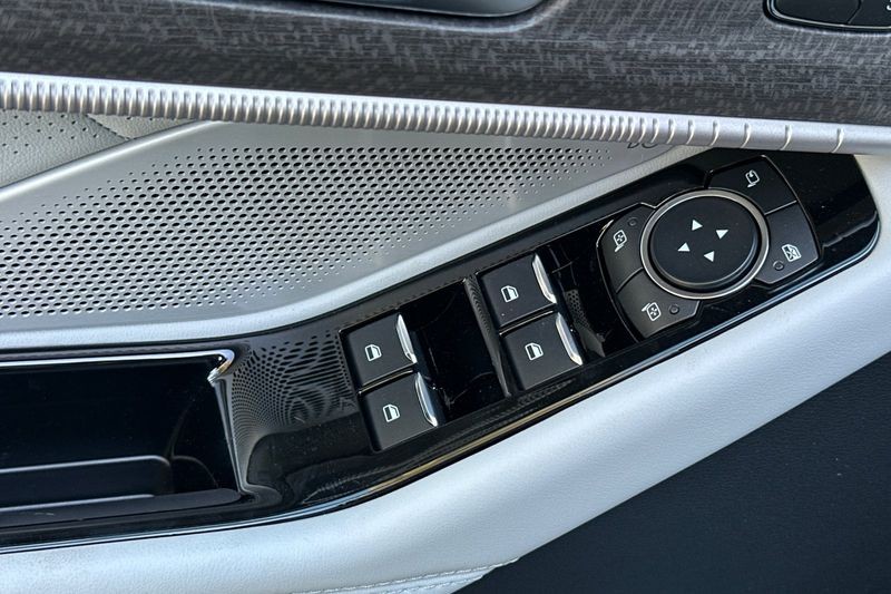 Ford Explorer Vehicle Full-screen Gallery Image 11