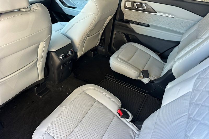 Ford Explorer Vehicle Full-screen Gallery Image 12