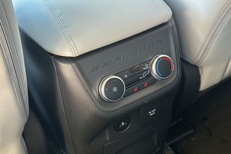 Ford Explorer Vehicle Full-screen Gallery Image 13