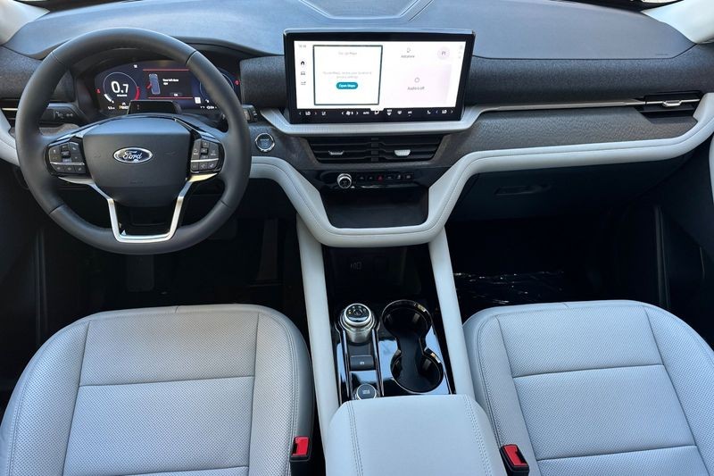 Ford Explorer Vehicle Full-screen Gallery Image 14