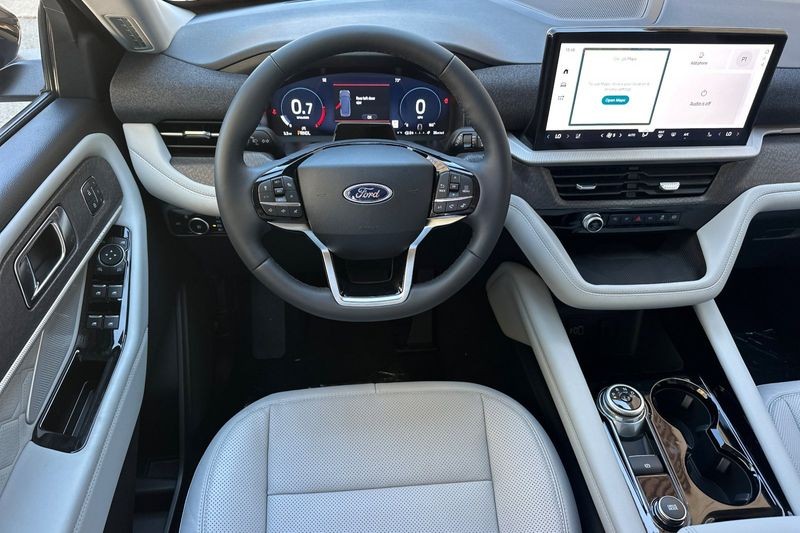 Ford Explorer Vehicle Full-screen Gallery Image 15