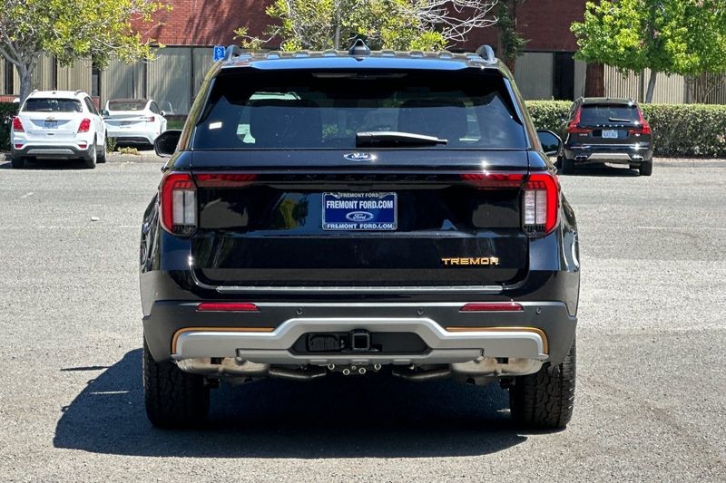 Ford Explorer Vehicle Full-screen Gallery Image 04