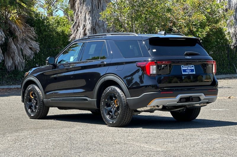 Ford Explorer Vehicle Full-screen Gallery Image 05