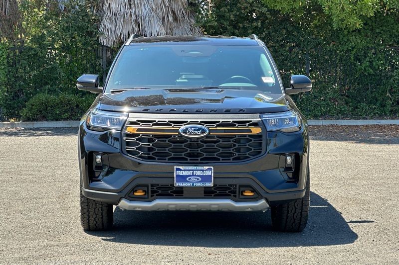 Ford Explorer Vehicle Full-screen Gallery Image 08