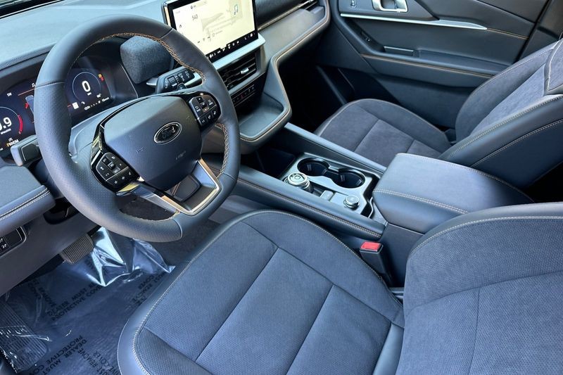 Ford Explorer Vehicle Full-screen Gallery Image 09