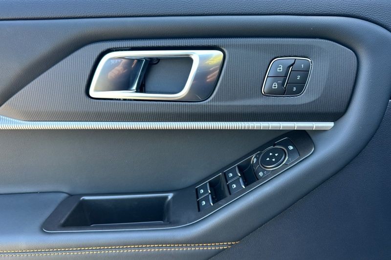 Ford Explorer Vehicle Full-screen Gallery Image 10