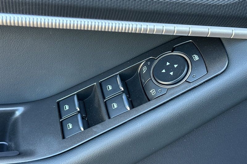 Ford Explorer Vehicle Full-screen Gallery Image 11