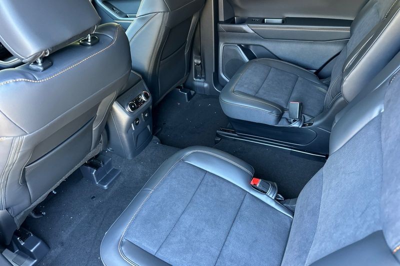 Ford Explorer Vehicle Full-screen Gallery Image 12