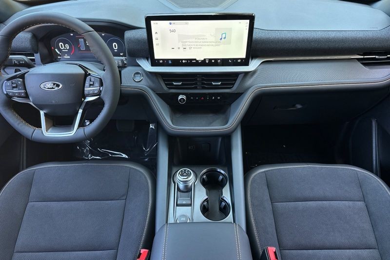 Ford Explorer Vehicle Full-screen Gallery Image 13