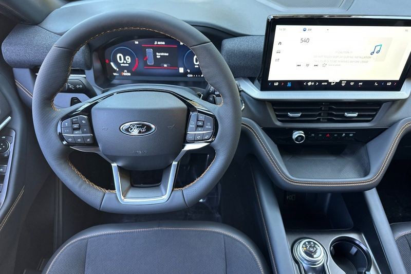 Ford Explorer Vehicle Full-screen Gallery Image 14