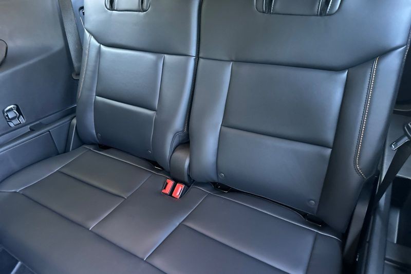 Ford Explorer Vehicle Full-screen Gallery Image 15