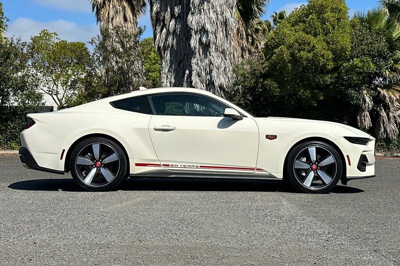 Ford Mustang Vehicle Full-screen Gallery Image 02