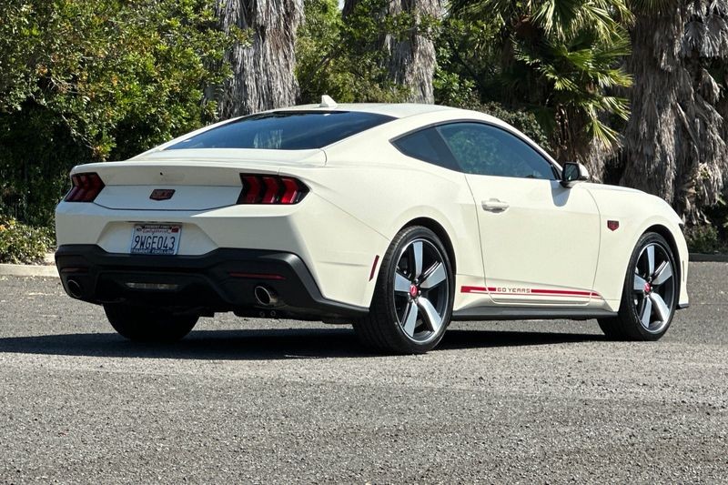 Ford Mustang Vehicle Full-screen Gallery Image 03