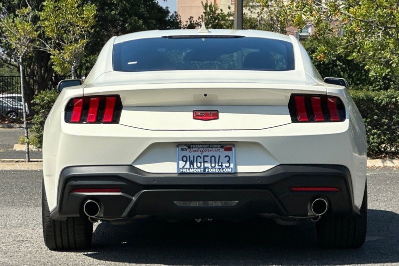 Ford Mustang Vehicle Full-screen Gallery Image 04