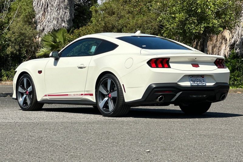 Ford Mustang Vehicle Full-screen Gallery Image 05