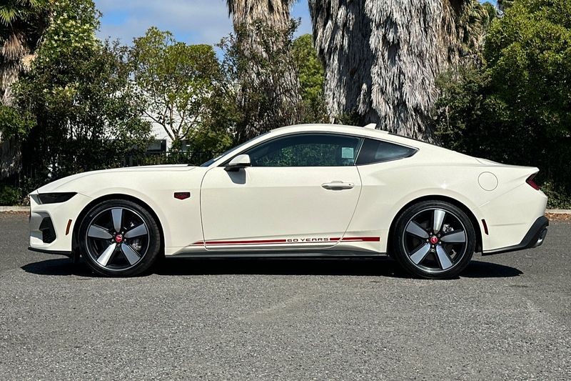 Ford Mustang Vehicle Full-screen Gallery Image 07
