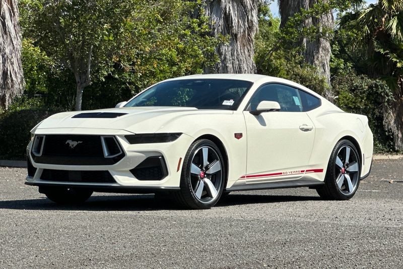 Ford Mustang Vehicle Full-screen Gallery Image 08