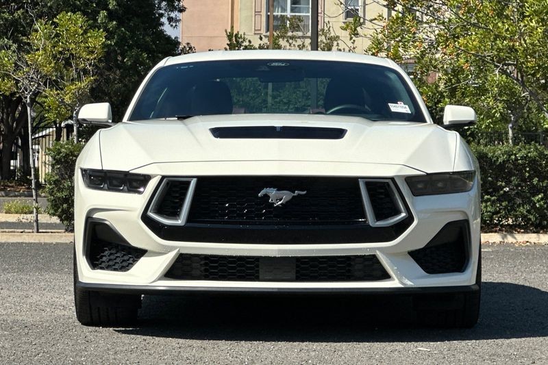 Ford Mustang Vehicle Full-screen Gallery Image 09