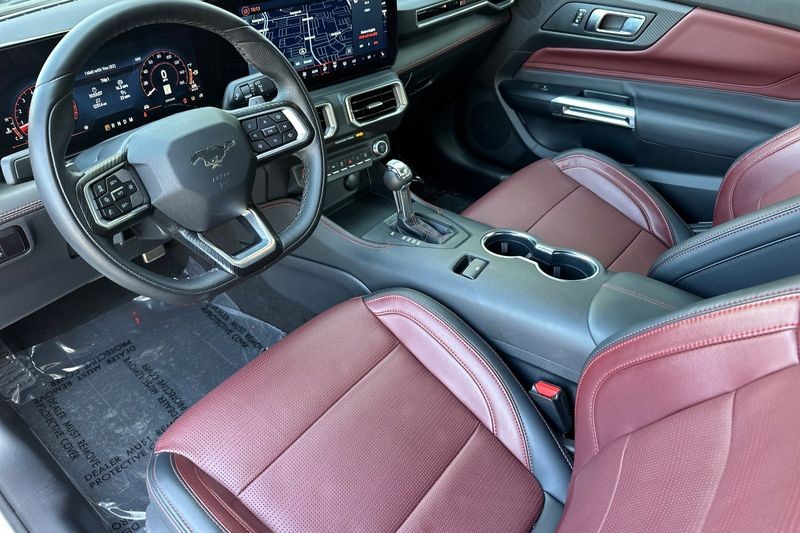 Ford Mustang Vehicle Full-screen Gallery Image 10