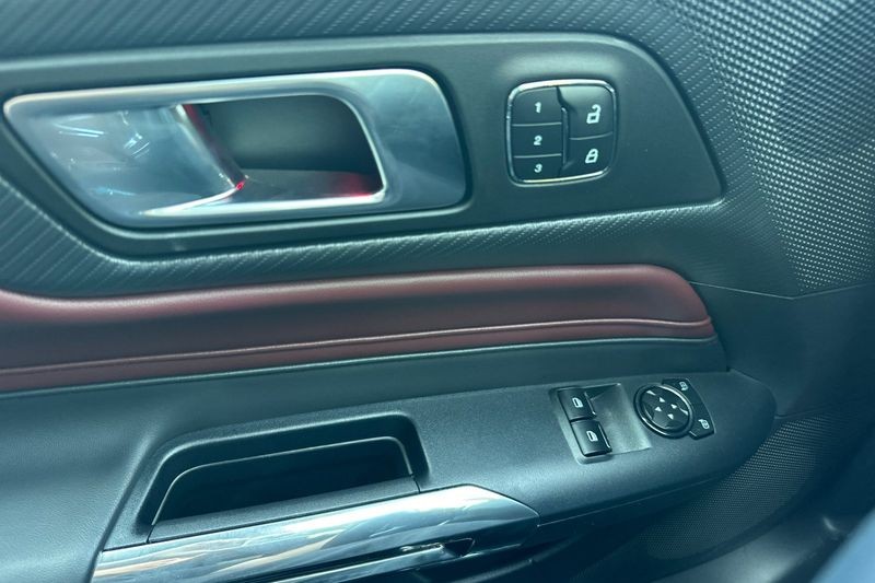Ford Mustang Vehicle Full-screen Gallery Image 11