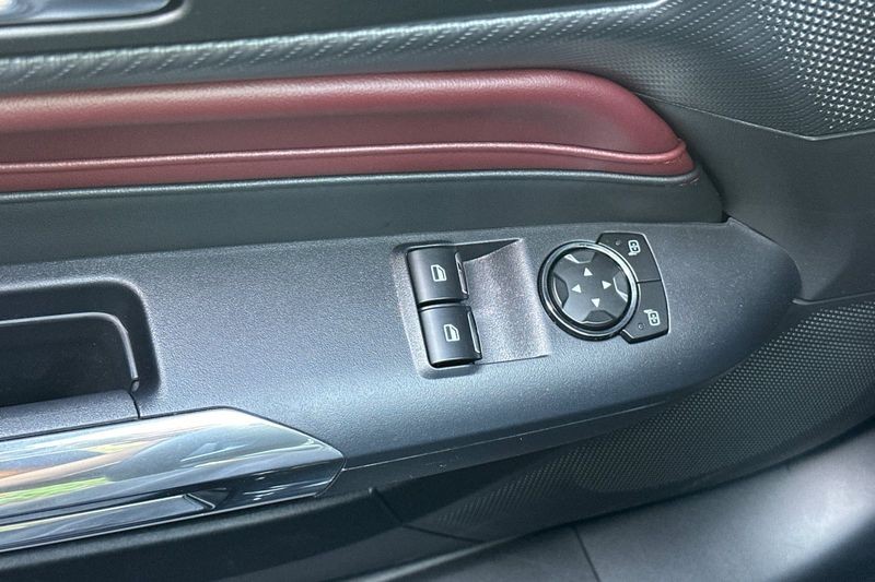 Ford Mustang Vehicle Full-screen Gallery Image 12
