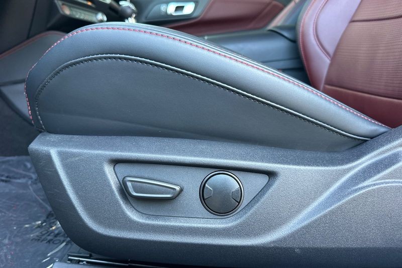 Ford Mustang Vehicle Full-screen Gallery Image 13