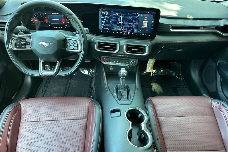 Ford Mustang Vehicle Full-screen Gallery Image 15