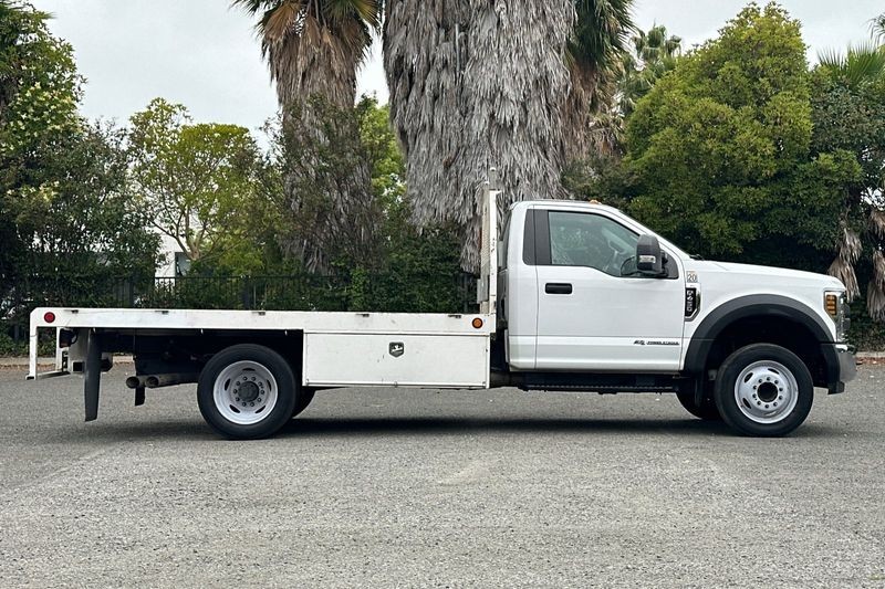 Ford F-450SD Vehicle Full-screen Gallery Image 02
