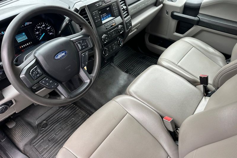 Ford F-450SD Vehicle Full-screen Gallery Image 09