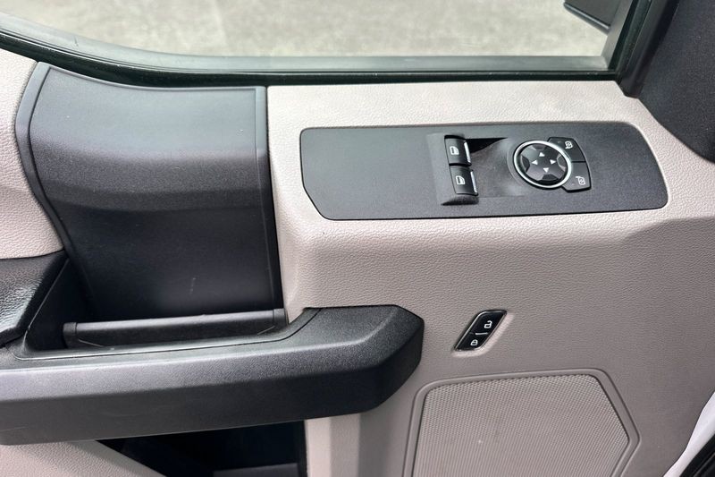 Ford F-450SD Vehicle Full-screen Gallery Image 10