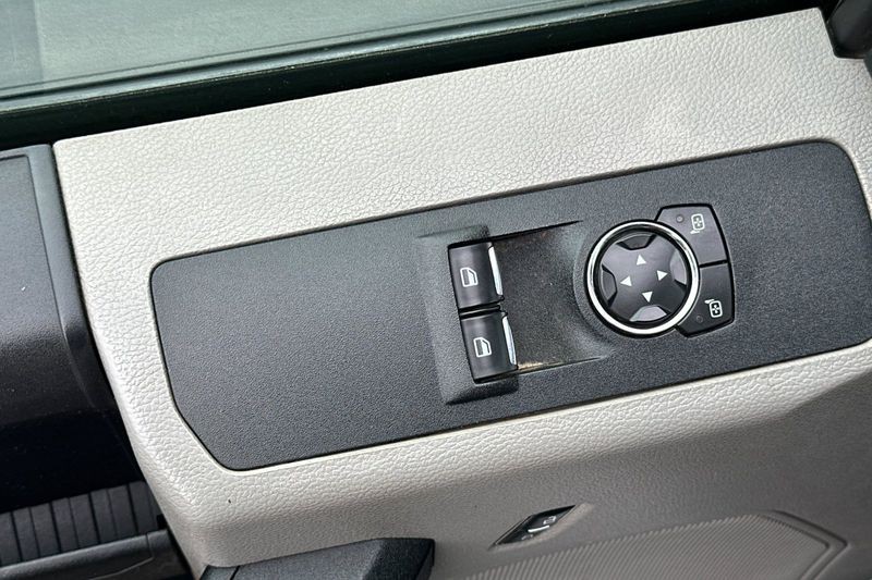 Ford F-450SD Vehicle Full-screen Gallery Image 11