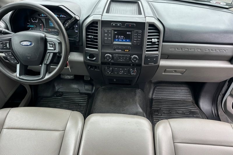 Ford F-450SD Vehicle Full-screen Gallery Image 13