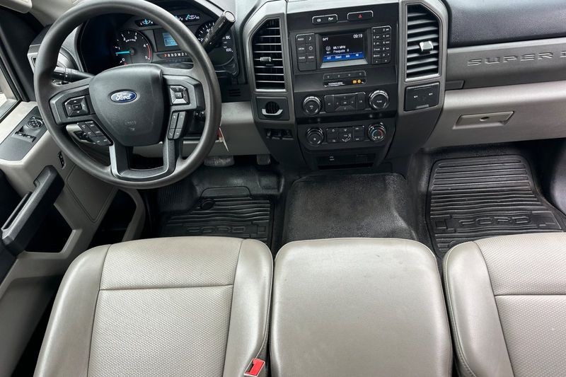 Ford F-450SD Vehicle Full-screen Gallery Image 14