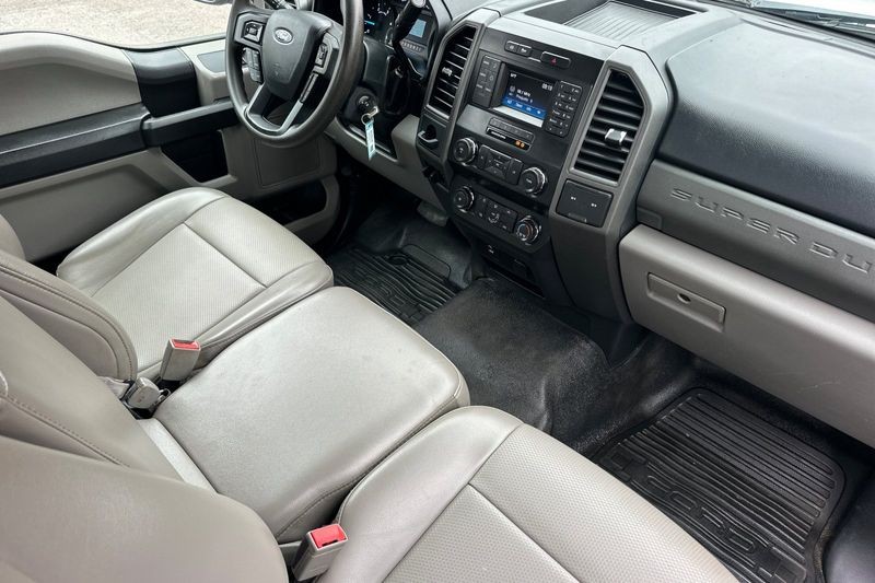 Ford F-450SD Vehicle Full-screen Gallery Image 15