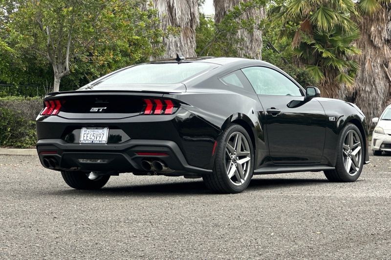 Ford Mustang Vehicle Full-screen Gallery Image 03