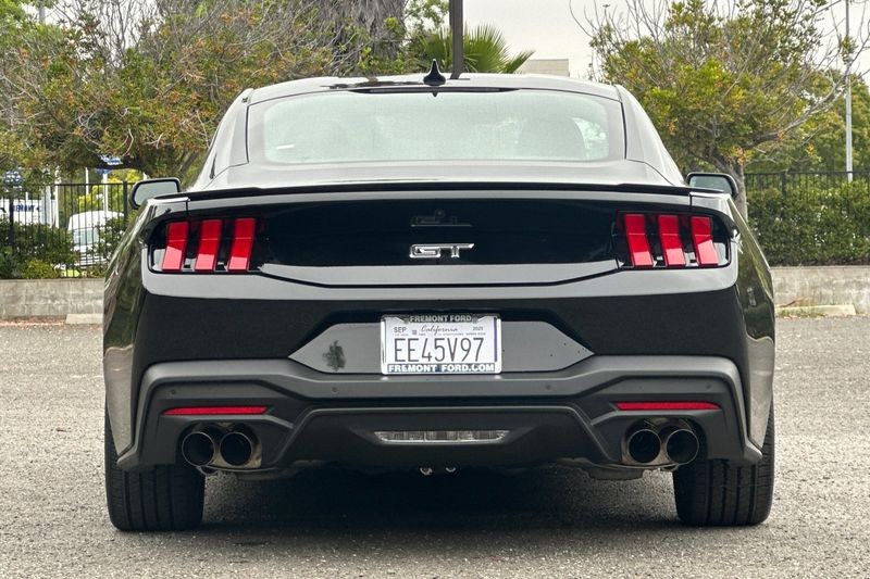 Ford Mustang Vehicle Full-screen Gallery Image 04