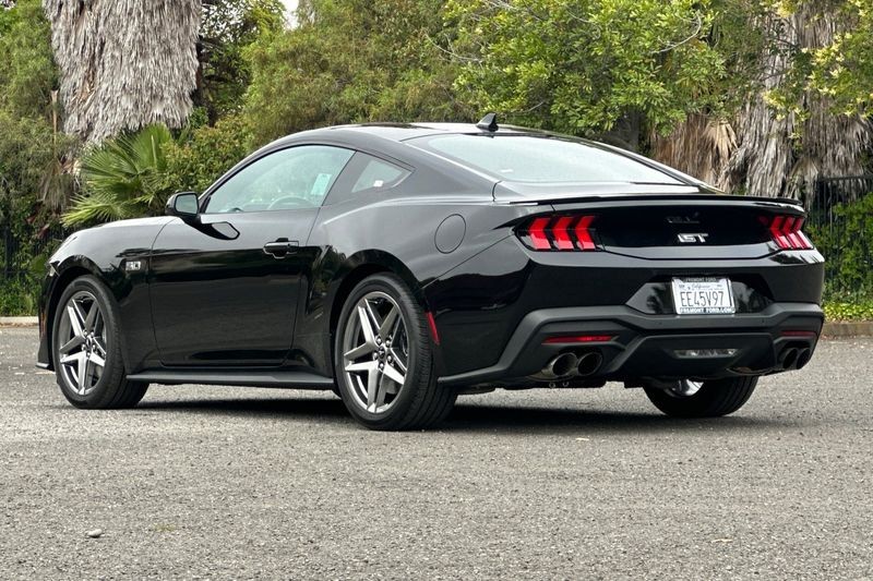 Ford Mustang Vehicle Full-screen Gallery Image 05