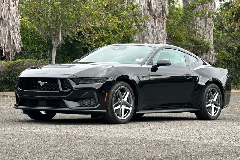 Ford Mustang Vehicle Full-screen Gallery Image 08