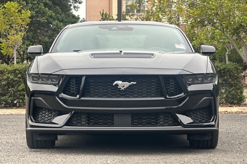 Ford Mustang Vehicle Full-screen Gallery Image 09