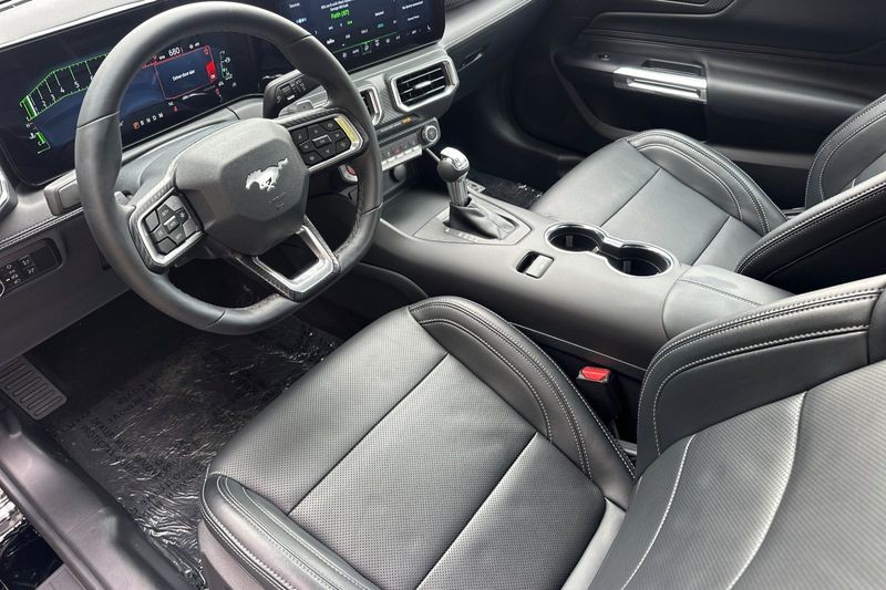 Ford Mustang Vehicle Full-screen Gallery Image 10