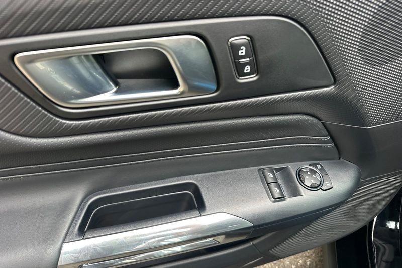 Ford Mustang Vehicle Full-screen Gallery Image 11