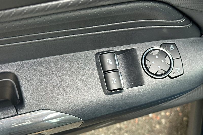 Ford Mustang Vehicle Full-screen Gallery Image 12