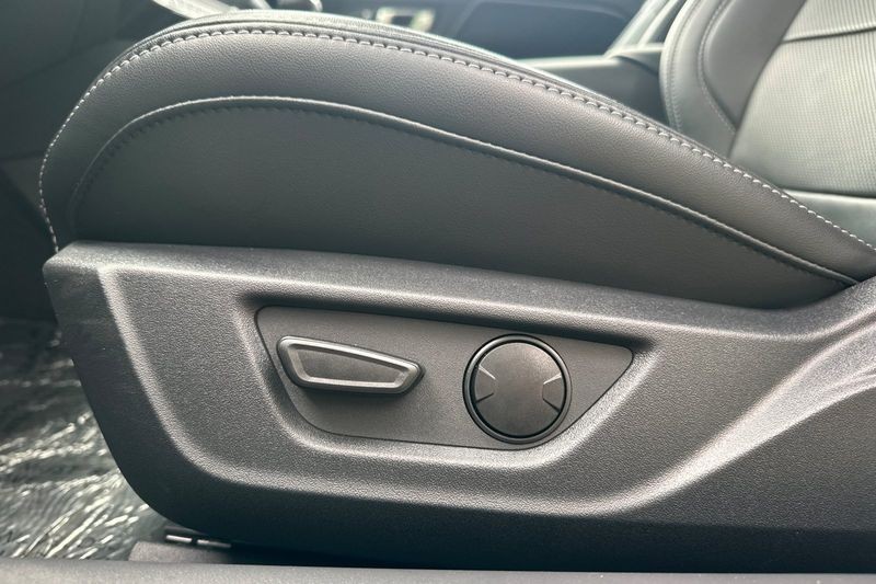 Ford Mustang Vehicle Full-screen Gallery Image 13