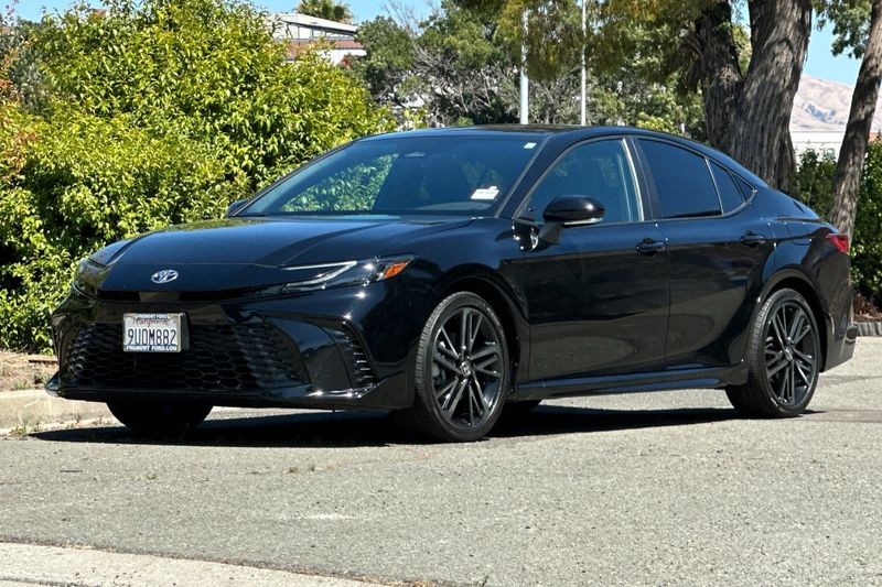 Toyota Camry Vehicle Full-screen Gallery Image 08
