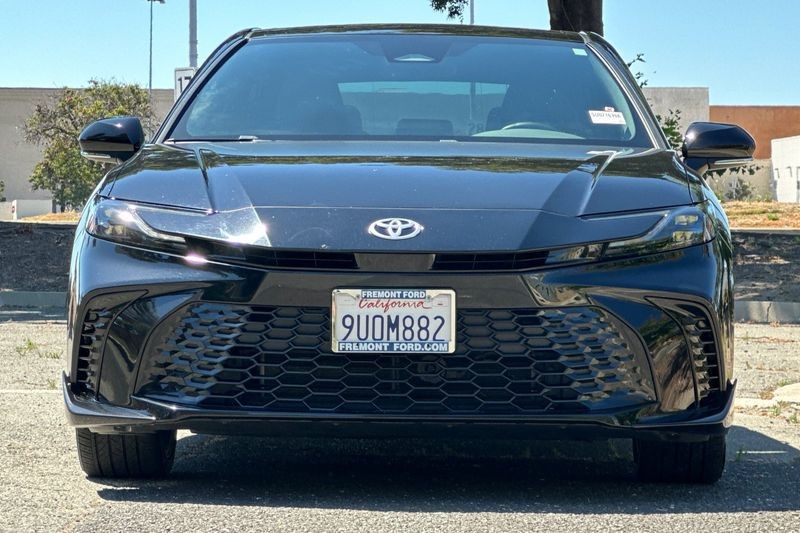 Toyota Camry Vehicle Full-screen Gallery Image 09